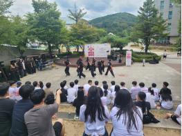 파주예술인이 한민고를 응원합니다! ‘2026 파주 버스킹 유랑단’ 첫 번째 공연, 한민고 ‘한비제’ 축제 열기 속 성황 기사 이미지