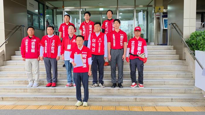 지난 5월27일 파주시청 본관 계단에서 선거관련 기자회견 하고 있는 박용호 후보와 국민의 힘 후보들 하효종 기자