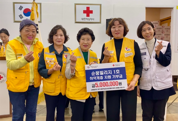 지난 10월13일 김순자 봉사원이 성금 500만원을 기탁하고 기념촬영을 하고 있다사진 제공 적십자 파주시 협의회 회원이